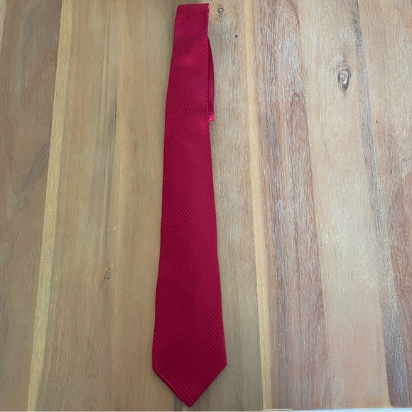 Men's Red Covington Silk Formal Tie - Picture 4 of 10